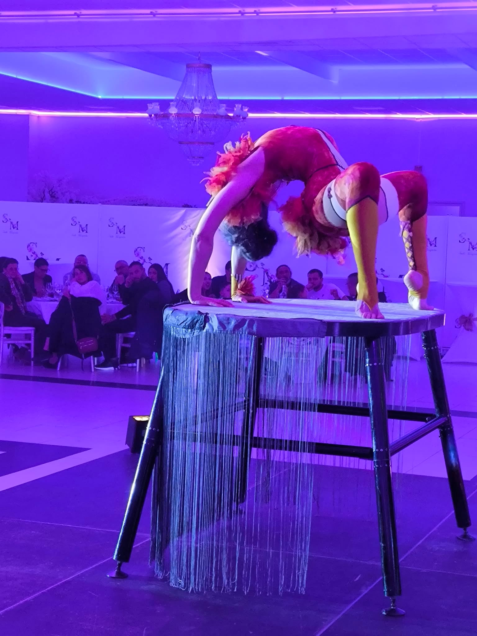 Spectacle de contorsion présenté par MGM